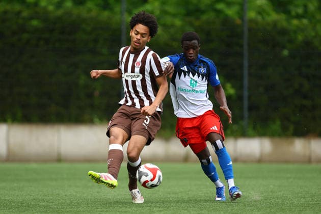 17 Ismaila Djamanca (Hamburger SV U19), 5 Jamal Jonischkeit (FC St. Pauli U19) Fußball I Junioren I Lotto-Pokal I Saison 2025-2026 I Halbfinale I Hamburger SV U19 - FC St. Pauli U19 I 20.05.2026 I Alexander-Otto-Akademie