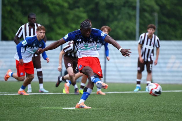 9 Kelvin Oluwasijibomi Ojo (Hamburger SV U19) trifft per Elfmeter zum 2:0. Fußball I Junioren I Lotto-Pokal I Saison 2025-2026 I Halbfinale I Hamburger SV U19 - FC St. Pauli U19 I 20.05.2026 I Alexander-Otto-Akademie