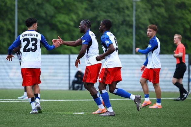 9 Kelvin Oluwasijibomi Ojo (Hamburger SV U19) bejubelt mit seinen Teamkollegen seinen Treffer zum 2:0. Fußball I Junioren I Lotto-Pokal I Saison 2025-2026 I Halbfinale I Hamburger SV U19 - FC St. Pauli U19 I 20.05.2026 I Alexander-Otto-Akademie