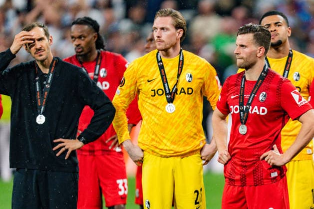 20.05.2026, SC Freiburg vs. Aston Villa, UEFA Europa League Finale, Final Matchday Julian Schuster (SC Freiburg, Chef-Trainer) Nicolas Höfler (SC Freiburg, 23) Kiliann Sildilla (SC Freiburg, 25) Noah Atubolu (SC Freiburg, 1) Florian Müller (SC Freiburg, 21) Lucas Höler (SC Freiburg, 9) unzufrieden enttäuscht Copyright: xBahhoxKarax