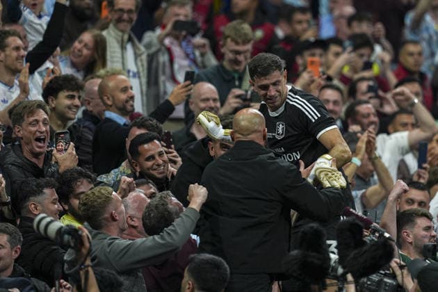Aston Villa win UEFA Europa League title ISTANBUL, TURKIYE - MAY 21: Aston Villa goalkeeper Emiliano Martinez celebrates the championship with fans after defeating Freiburg 3-0 to win the UEFA Europa League final match at Besiktas Park in Istanbul, Turkiye, on May 21, 2026. Arife Karakum Anadolu Istanbul Turkey. Editorial use only. Please get in touch for any other usage.  Copyright: x2026xAnadoluxArifexKarakumx