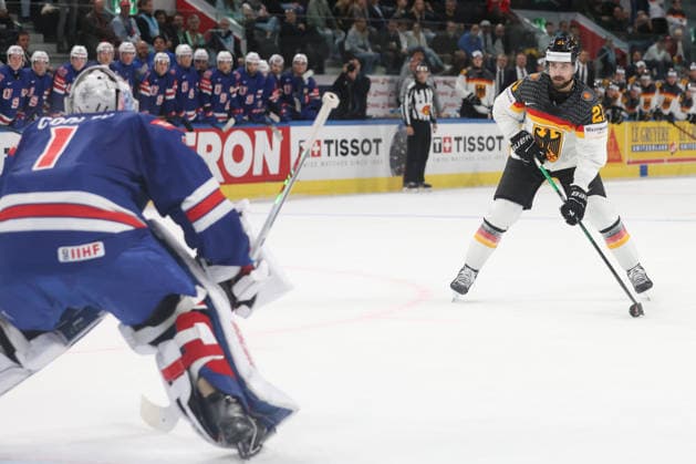 20.05.2026 Swiss Life Arena Zuerich , SCHWEIZ, Herren IIHF World Championship, WM, Weltmeisterschaft Zurich 2026 Gruppe A USA - Deutschland Nicolas Krammer (GER) scheitert an Torwart Devin Cooley (USA) im Shootout