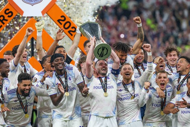 May 20, 2026, Istanbul, Besiktas, Turkey: Aston Villa players celebrate with the Europa League trophy during the Aston Villa vs Freiburg Champions Europa League 2026 final at the Vodafone Arena stadium. Aston Villa won 3-0. Soccer 2026: Europa League: Aston Villa 3:0 Freiburg  - ZUMAs236 20260520_aap_s236_094 Copyright: xFabioxSassox