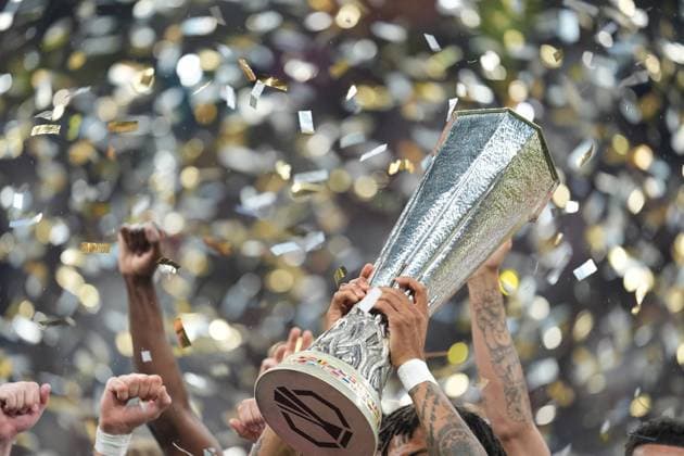 ISTANBUL, TURKEY - MAY 20: Players of Aston Villa, who won the UEFA Europa League Final, lifted the championship trophy and celebrated their triumph with great joy after the UEFA EUROPA League final match between Freiburg and Aston Villa at Besiktas Tupras Stadium on May 20, 2026 in Istanbul, Turkey. Istanbul Turkey Copyright: xSeskimphotox AVilla-Freiburg-200526 (19).jpeg