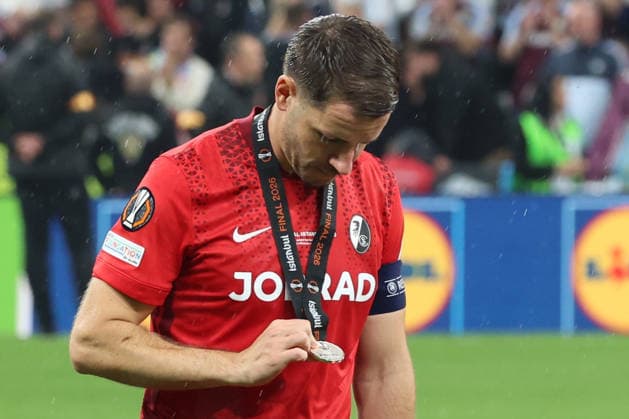 20.05.2026, xrekx, Fussball Europa League Finale 2026, SC Freiburg - Aston Villa v.l. Christian Günter Guenter (SC Freiburg) mit Medaille enttaeuscht, enttäuscht, schaut enttaeuscht, niedergeschlagen, disappointed (DFL DFB REGULATIONS PROHIBIT ANY USE OF PHOTOGRAPHS as IMAGE SEQUENCES and or QUASI-VIDEO) Istanbul
