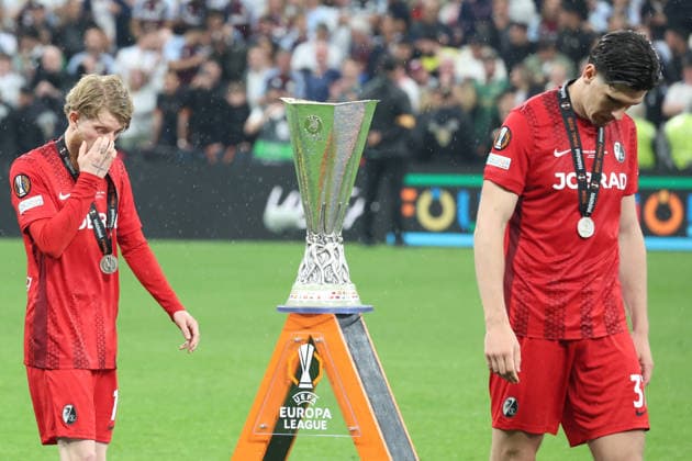 20.05.2026, xrekx, Fussball Europa League Finale 2026, SC Freiburg - Aston Villa v.l. Niklas Beste (SC Freiburg) Igor Matanovic (SC Freiburg) enttaeuscht, enttäuscht, schaut enttaeuscht, niedergeschlagen, disappointed Pokal (DFL DFB REGULATIONS PROHIBIT ANY USE OF PHOTOGRAPHS as IMAGE SEQUENCES and or QUASI-VIDEO) Istanbul