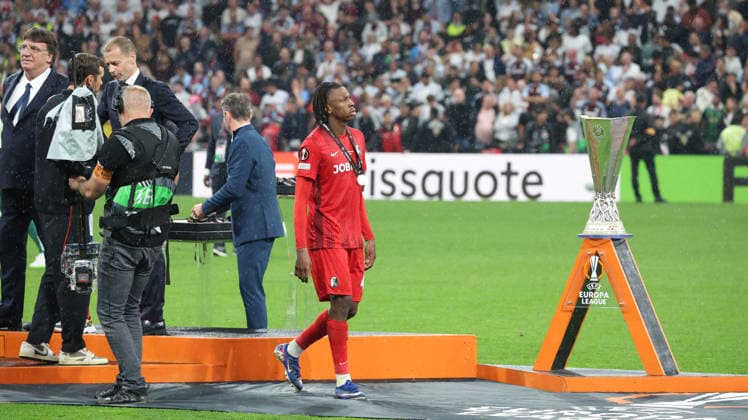 20.05.2026, xrekx, Fussball Europa League Finale 2026, SC Freiburg - Aston Villa v.l. Johan Manzambi (SC Freiburg) enttaeuscht, enttäuscht, schaut enttaeuscht, niedergeschlagen, disappointed (DFL DFB REGULATIONS PROHIBIT ANY USE OF PHOTOGRAPHS as IMAGE SEQUENCES and or QUASI-VIDEO) Istanbul