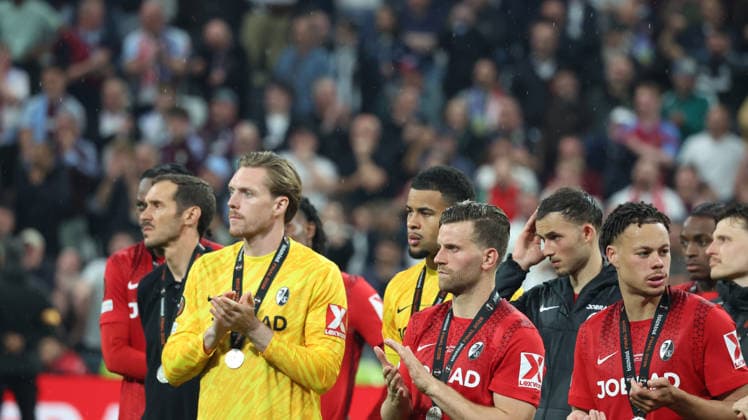 20.05.2026, xrekx, Fussball Europa League Finale 2026, SC Freiburg - Aston Villa v.l. SC Freiburg enttaeuscht, enttäuscht, schaut enttaeuscht, niedergeschlagen, disappointed Julian Schuster Trainer (SC Freiburg) Florian Müller Mueller (SC Freiburg) Noah Atubolu (SC Freiburg) Lucas Höler Hoeler (SC Freiburg) Derry Scherhant (SC Freiburg) (DFL DFB REGULATIONS PROHIBIT ANY USE OF PHOTOGRAPHS as IMAGE SEQUENCES and or QUASI-VIDEO) Istanbul