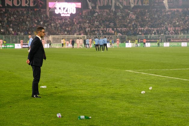IPA84918510 - Palermo, Italy, 20 May 2026. Renzo Barbera Stadium, Palermo vs Catanzaro, match valid for the return semi-final of the 2025 2026 Serie B Play-Offs. In the photo: Throwing objects onto the pitch at the end of the match.  Copyright: xFedericoxSerra IPAxSportx xx 84918510