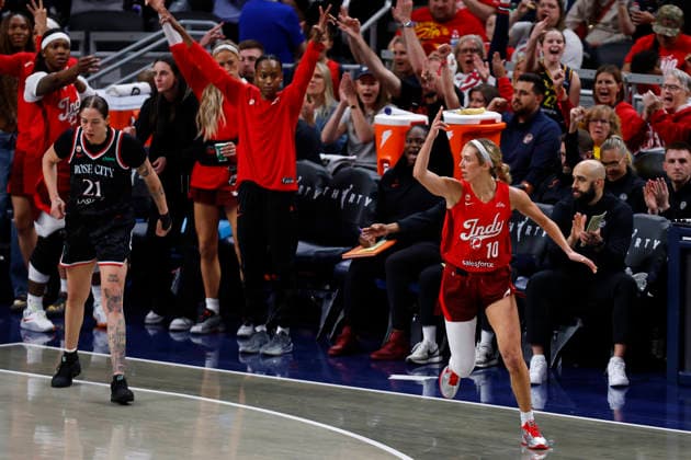 INDIANAPOLIS, IN - MAY 20: Indiana Fever guard Lexie Hull (10) celebrates her made three pointer during the first half of play during a WNBA, Basketball Damen, USA game between the Portland Fire and the Indiana Fever on May 20, 20, 2026 at Gainbridge Fieldhouse, in Indianapolis, IN. (Photo by Jeffrey Brown Icon Sportswire) WNBA: MAY 20 Portland Fire at Indiana Fever EDITORIAL USE ONLY Icon052026003