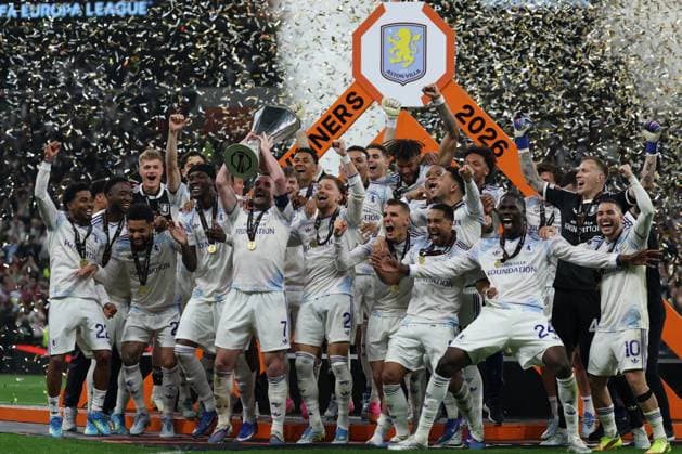 20.05.2026 - SOCCER - 2025-2026 UEFA EUROPA LEAGUE FINAL, SC Freiburg vs Aston Villa Aston Villa team lifting the trophy high above their heads on the podium in Istanbul as confetti rains down and the stadium erupts in celebration. ISTANBUL ISTANBUL, BESIKTAS PARK TÜPRAS STADIUM BESIKTAS PARK TÜPRAS STADIUM TÜRKIYE