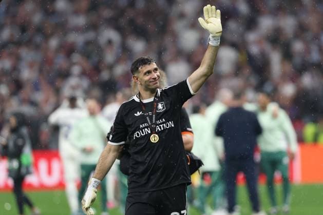 20.05.2026 - SOCCER - 2025-2026 UEFA EUROPA LEAGUE FINAL, SC Freiburg vs Aston Villa Emiliano Martinez of Aston Villa celebrates with fans and thanks them after the match ISTANBUL ISTANBUL, BESIKTAS PARK TÜPRAS STADIUM BESIKTAS PARK TÜPRAS STADIUM TÜRKIYE