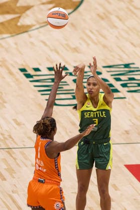 May 20, 2026, Seattle, Washington, USA: Seattle guard TAYLOR THIERRY (3) attempts a field goal while guarded by Connecticut forward DIAMOND MILLER (1) in the third quarter of the WNBA, Basketball Damen, USA match between the Seattle Storm and Connecticut Sun at Climate Pledge Arena in Seattle, Washington. Seattle USA - ZUMAd218 20260520_zsp_d218_012 Copyright: xRichardxDizonx
