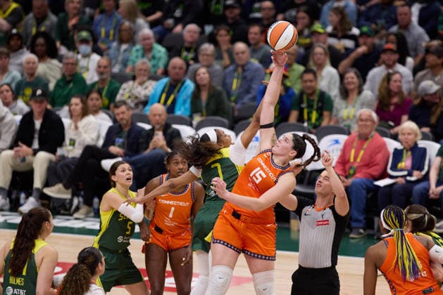 May 20, 2026, Seattle, Washington, USA: Connecticut forward RAEGAN BEERS (15) and Seattle guard ZIA COOKE (7) go up for a jump ball in the third quarter of the WNBA, Basketball Damen, USA match between the Seattle Storm and Connecticut Sun at Climate Pledge Arena in Seattle, Washington. Seattle USA - ZUMAd218 20260520_zsp_d218_010 Copyright: xRichardxDizonx