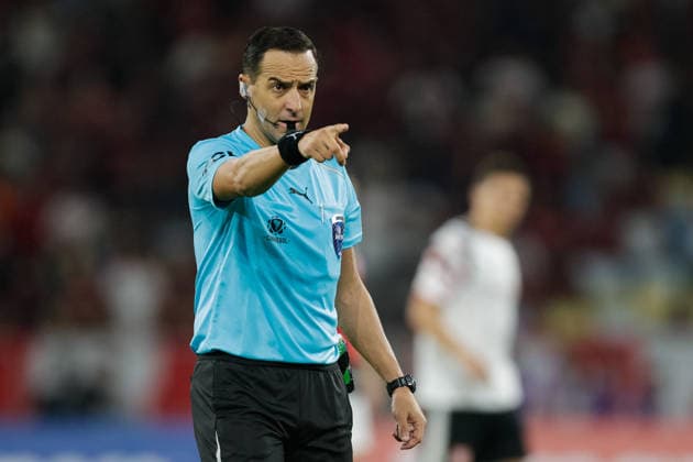 May 20, 2026, Rio De Janeiro, Rio De Janeiro, Brazil: RIO DE JANEIRO, BRAZIL - MAY 20: Referee ESTEBAN OSTOJICH gestures during the match between Flamengo and Estudiantes as part of Copa CONMEBOL Libertadores at Maracana Stadium on May 20, 2026 in Rio de Janeiro, Brazil. Soccer - Copa CONMEBOL Libertadores - Flamengo V Estudiantes  - ZUMAc227 20260520_zsp_c227_040 Copyright: xRuanoxCarneirox