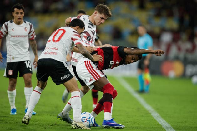 May 20, 2026, Rio De Janeiro, Rio De Janeiro, Brazil: RIO DE JANEIRO, BRAZIL - MAY 20: BRUNO HENRIQUE of Flamengo battles for possession with ERIC MEZA of Estudiantes during the match between Flamengo and Estudiantes as part of Copa CONMEBOL Libertadores at Maracana Stadium on May 20, 2026 in Rio de Janeiro, Brazil. Soccer - Copa CONMEBOL Libertadores - Flamengo V Estudiantes  - ZUMAc227 20260520_zsp_c227_042 Copyright: xRuanoxCarneirox