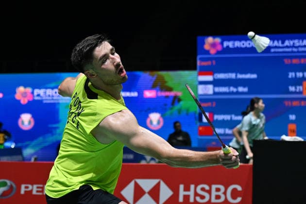 (260521) -- KUALA LUMPUR, May 21, 2026 -- Toma Junior Popov competes during the men s singles round of 16 match between Zhu Xuanchen of China and Toma Junior Popov of France at 2026 Malaysia Masters badminton tournament in Kuala Lumpur, Malaysia, May 21, 2026. (Photo by Xinhua) (SP)MALAYSIA-KUALA LUMPUR-BADMINTON-MALAYSIA MASTERS-MEN S SINGLES ChongxVoonxChung 