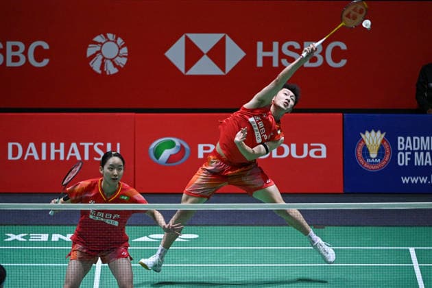 (260521) -- KUALA LUMPUR, May 21, 2026 -- Cheng Xing (R) Zhang Chi compete during the mixed doubles round of 16 match between Cheng Xing Zhang Chi of China and Chan Yin Chak Ng Tsz Yau of China s Hong Kong at 2026 Malaysia Masters badminton tournament in Kuala Lumpur, Malaysia, May 21, 2026.(Photo by Chong Voon Chung Xinhua) (SP)MALAYSIA-KUALA LUMPUR-BADMINTON-MALAYSIA MASTERS-MIXED DOUBLES ChenxZeguo 