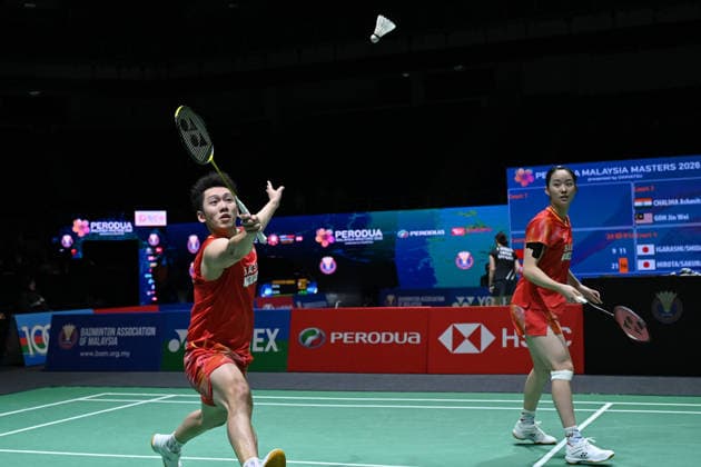 (260521) -- KUALA LUMPUR, May 21, 2026 -- Cheng Xing (L) Zhang Chi compete during the mixed doubles round of 16 match between Cheng Xing Zhang Chi of China and Chan Yin Chak Ng Tsz Yau of China s Hong Kong at 2026 Malaysia Masters badminton tournament in Kuala Lumpur, Malaysia, May 21, 2026.(Photo by Chong Voon Chung Xinhua) (SP)MALAYSIA-KUALA LUMPUR-BADMINTON-MALAYSIA MASTERS-MIXED DOUBLES ChenxZeguo 
