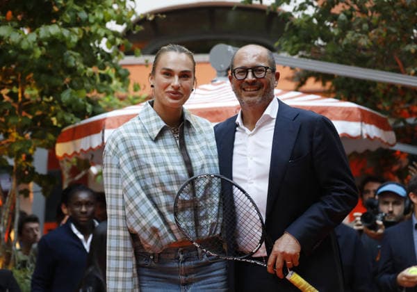 Aryna Sabalenka, guest - Open Party ALL Accor x Roland-Garros Pour célébrer le grand tournoi, ALL Accor Programme de Fidélité et de Réservation et Le Royal Monceau - Raffles Paris se parent de la couleur iconique de Roland-Garros à Paris le 20 mai 2026. ALL Accor signe ainsi le premier rebranding d un palace parisien aux couleurs du tournoi. Marc Ausset-Lacroix Bestimage ALL Accor x Roland-Garros Open Party: To celebrate the prestigious tournament, ALL Accor Loyalty and Booking Program and Le Royal Monceau - Raffles Paris will be decked out in the iconic Roland-Garros colors in Paris on May 20, 2026. This marks the first time a Parisian luxury hotel has been rebranded in the tournament s colors. Paris France  Copyright: xMarcxAussetxLacroixx xBestimagexMarcxAussetxLacroixx xBestimagex