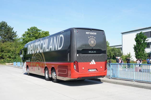 Die Fußball AG der Martin-Buber Schule Groß-Gerau hat bei der DFB-Aktion Jahr der Schule eine Führung am Campus und die Teilnahme an der WM-Kaderbekanntgabe gewonnen und wird mit dem Mannschaftsbus der Nationalmannschaft abgeholt - Frankfurt 21.05.2026: WM-Kaderbekanntgabe der Nationalmannschaft, DFB-Campus