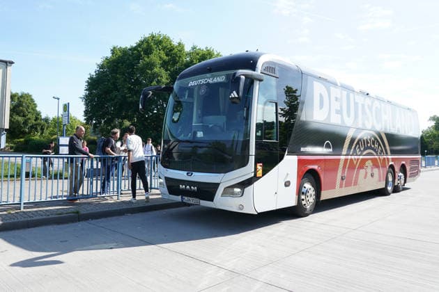 Die Fußball AG der Martin-Buber Schule Groß-Gerau hat bei der DFB-Aktion Jahr der Schule eine Führung am Campus und die Teilnahme an der WM-Kaderbekanntgabe gewonnen und wird mit dem Mannschaftsbus der Nationalmannschaft abgeholt - Frankfurt 21.05.2026: WM-Kaderbekanntgabe der Nationalmannschaft, DFB-Campus
