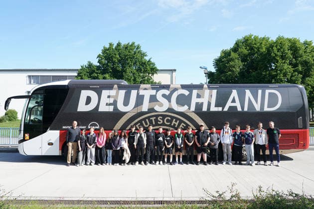 Die Fußball AG der Martin-Buber Schule Groß-Gerau hat bei der DFB-Aktion Jahr der Schule eine Führung am Campus und die Teilnahme an der WM-Kaderbekanntgabe gewonnen und wird mit dem Mannschaftsbus der Nationalmannschaft abgeholt - Frankfurt 21.05.2026: WM-Kaderbekanntgabe der Nationalmannschaft, DFB-Campus