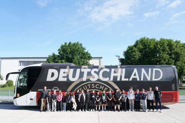Die Fußball AG der Martin-Buber Schule Groß-Gerau hat bei der DFB-Aktion Jahr der Schule eine Führung am Campus und die Teilnahme an der WM-Kaderbekanntgabe gewonnen und wird mit dem Mannschaftsbus der Nationalmannschaft abgeholt - Frankfurt 21.05.2026: WM-Kaderbekanntgabe der Nationalmannschaft, DFB-Campus