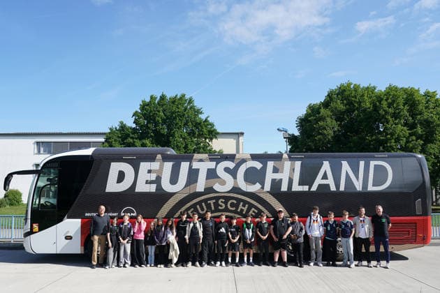 Die Fußball AG der Martin-Buber Schule Groß-Gerau hat bei der DFB-Aktion Jahr der Schule eine Führung am Campus und die Teilnahme an der WM-Kaderbekanntgabe gewonnen und wird mit dem Mannschaftsbus der Nationalmannschaft abgeholt - Frankfurt 21.05.2026: WM-Kaderbekanntgabe der Nationalmannschaft, DFB-Campus