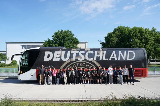 Die Fußball AG der Martin-Buber Schule Groß-Gerau hat bei der DFB-Aktion Jahr der Schule eine Führung am Campus und die Teilnahme an der WM-Kaderbekanntgabe gewonnen und wird mit dem Mannschaftsbus der Nationalmannschaft abgeholt - Frankfurt 21.05.2026: WM-Kaderbekanntgabe der Nationalmannschaft, DFB-Campus