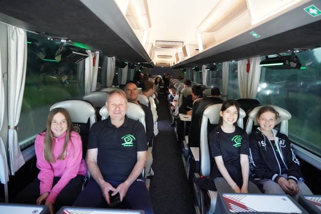 Die Fußball AG der Martin-Buber Schule Groß-Gerau hat bei der DFB-Aktion Jahr der Schule eine Führung am Campus und die Teilnahme an der WM-Kaderbekanntgabe gewonnen und wird mit dem Mannschaftsbus der Nationalmannschaft abgeholt - Frankfurt 21.05.2026: WM-Kaderbekanntgabe der Nationalmannschaft, DFB-Campus