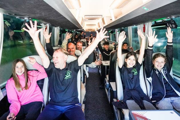 Die Fußball AG der Martin-Buber Schule Groß-Gerau hat bei der DFB-Aktion Jahr der Schule eine Führung am Campus und die Teilnahme an der WM-Kaderbekanntgabe gewonnen und wird mit dem Mannschaftsbus der Nationalmannschaft abgeholt - Frankfurt 21.05.2026: WM-Kaderbekanntgabe der Nationalmannschaft, DFB-Campus