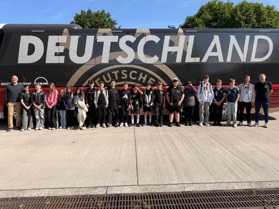 Die Fußball AG der Martin-Buber Schule Groß-Gerau hat bei der DFB-Aktion Jahr der Schule eine Führung am Campus und die Teilnahme an der WM-Kaderbekanntgabe gewonnen und wird mit dem Mannschaftsbus der Nationalmannschaft abgeholt - Frankfurt 21.05.2026: WM-Kaderbekanntgabe der Nationalmannschaft, DFB-Campus