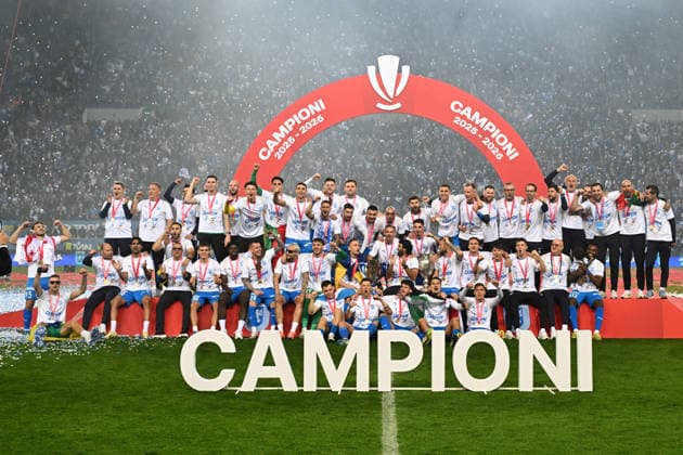 Craiova footballers and staff pose next to the trophy at the awards ceremony after the match between Universitatea Craiova and Universitatea Cluj, counting for the Superbet Superleague Super League Play off, held at the Ion Oblemenco Stadium in Craiova, Sunday, May 17, 2026 Craiova Copyright: xRazvanxPasarica SPORTxPICTURESx