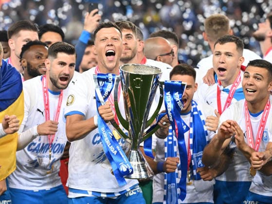 Craiova footballers Florin Bogdan Stefan, Adrian Rus, Carlos Andrei Mora Montoya and Samuel Teles Pereira Nunes Nunes Da Silva enjoy the trophy at the awards ceremony after the match between Universitatea Craiova and Universitatea Cluj, counting for the Superbet Super League Super League Play off, held at the Ion Oblemenco Stadium in Craiova, Sunday, May 17, 2026 Craiova Copyright: xRazvanxPasarica SPORTxPICTURESx