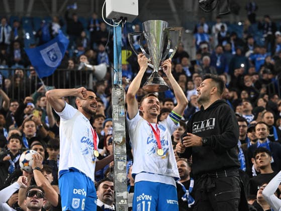 Craiova footballers Screciu Vladimir IonuÈ and Nicusor Silviu Bancu with the newly won trophy and supporters after the match between Universitatea Craiova and Universitatea Cluj, counting for the Superbet Super League Play off, played at the Ion Oblemenco Stadium in Craiova, Sunday, May 17, 2026 Craiova Copyright: xRazvanxPasarica SPORTxPICTURESx