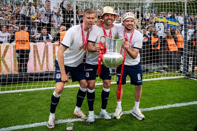 Fußball, Aarhus GF ist Meister in Dänemark Aarhus GF win the 3F Superliga 2025-2026, Aarhus, Denmark Aarhus, Denmark. 17th, May 2026. (L-R) Frederik Tingager, Patrick Mortensen and Nicolai Poulsen of AGF seen in celebration as winners of the 3F Superliga 2025-2026 after the match between Aarhus GF and Viborg FF at Ceres Park in Aarhus. Denmark, Aarhus  Copyright: xGonzalesxPhoto MortenxKjaerx