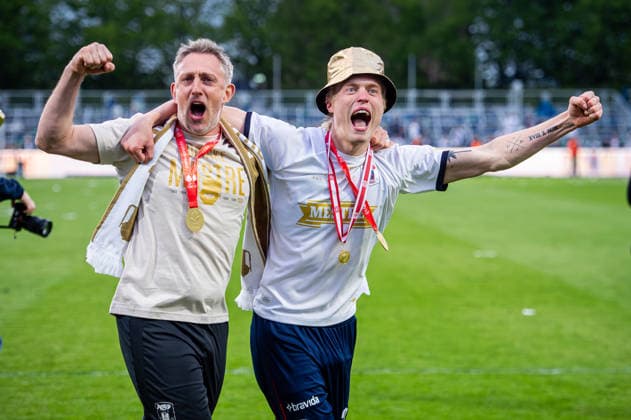 Fußball, Aarhus GF ist Meister in Dänemark Aarhus GF win the 3F Superliga 2025-2026, Aarhus, Denmark Aarhus, Denmark. 17th, May 2026. Tobias Bech (R) of AGF seen in celebration as winner of the 3F Superliga 2025-2026 after the match between Aarhus GF and Viborg FF at Ceres Park in Aarhus. Denmark, Aarhus  Copyright: xGonzalesxPhoto MortenxKjaerx