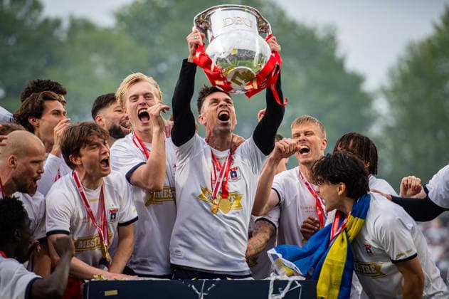 Fußball, Aarhus GF ist Meister in Dänemark Aarhus GF win the 3F Superliga 2025-2026, Aarhus, Denmark Aarhus, Denmark. 17th, May 2026. Goalkeeper Jesper Hansen and the players of AGF can raise the trophy as winners of the 2025-2026 3F Superliga after the match between Aarhus GF and Viborg FF at Ceres Park in Aarhus. Denmark, Aarhus  Copyright: xGonzalesxPhoto MortenxKjaerx
