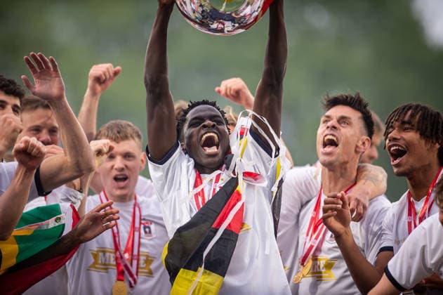 Fußball, Aarhus GF ist Meister in Dänemark Aarhus GF win the 3F Superliga 2025-2026, Aarhus, Denmark Aarhus, Denmark. 17th, May 2026. James Bogere of AGF can raise the trophy as winner of the 2025-2026 3F Superliga after the match between Aarhus GF and Viborg FF at Ceres Park in Aarhus. Denmark, Aarhus  Copyright: xGonzalesxPhoto MortenxKjaerx