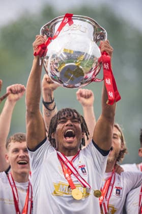 Fußball, Aarhus GF ist Meister in Dänemark Aarhus GF win the 3F Superliga 2025-2026, Aarhus, Denmark Aarhus, Denmark. 17th, May 2026. Jonas Jensen-Abbew of AGF can raise the trophy as winner of the 2025-2026 3F Superliga after the match between Aarhus GF and Viborg FF at Ceres Park in Aarhus. Denmark, Aarhus  Copyright: xGonzalesxPhoto MortenxKjaerx