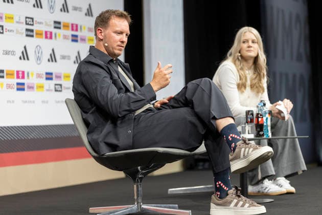 DFB Kaderbekanntgabe WM 2026, 21.05.2026 Julian Nagelsmann (Trainer Deutsche Fussball Nationalmannschaft Bundestrainer) mit Zuckerstangensocken von Torhüter Oliver Baumann,, DFB Kaderbekanntgabe WM 2026, Frankfurt, DFB Campus, 21.5.2026 Copyright: xBEAUTIFULxSPORTS Gawlikx