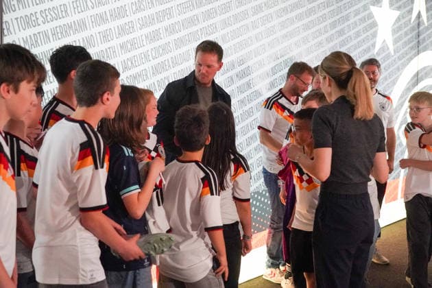 Bundestrainer Julian Nagelsmann (Deutschland) gibt bei der WM-Kaderbekanntgabe im DFB-Campus Autogramme an die Gewinner der Schulaktion - Frankfurt 21.05.2026: WM-Kaderbekanntgabe der Nationalmannschaft, DFB-Campus