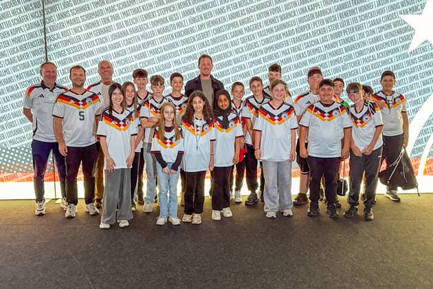 Bundestrainer Julian Nagelsmann (Deutschland) gibt bei der WM-Kaderbekanntgabe im DFB-Campus Autogramme und macht ein Bild mit einem Gewinner der Schulaktion, der Martin-Buber-Schule Groß-Gerau - Frankfurt 21.05.2026: WM-Kaderbekanntgabe der Nationalmannschaft, DFB-Campus