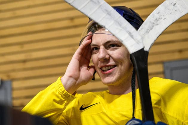 260521 Jack Berglund of Sweden in the mixed zone after a practice session during the 2026 IIHF Ice hockey, Eishockey World Championship, WM, Weltmeisterschaft on May 21, 2026 in Fribourg. Photo: Jesper Zerman BILDBYRAN kod JZ JZ0723 ishockey ice hockey ishockey-vm 2026 vm 2026 iihf world championship träning practice sverige sweden day 7 bbeng Copyright: JESPERxZERMAN BB260521JZ002