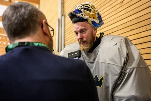 260521 goaltender Magnus Hellberg of Sweden in the mixed zone after a practice session during the 2026 IIHF Ice hockey, Eishockey World Championship, WM, Weltmeisterschaft on May 21, 2026 in Fribourg. Photo: Jesper Zerman BILDBYRAN kod JZ JZ0723 ishockey ice hockey ishockey-vm 2026 vm 2026 iihf world championship träning practice sverige sweden day 7 bbeng Copyright: JESPERxZERMAN BB260521JZ005