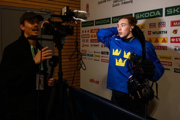 260521 Viggo Björck of Sweden in the mixed zone after a practice session during the 2026 IIHF Ice hockey, Eishockey World Championship, WM, Weltmeisterschaft on May 21, 2026 in Fribourg. Photo: Jesper Zerman BILDBYRAN kod JZ JZ0723 ishockey ice hockey ishockey-vm 2026 vm 2026 iihf world championship träning practice sverige sweden day 7 bbeng Copyright: JESPERxZERMAN BB260521JZ012