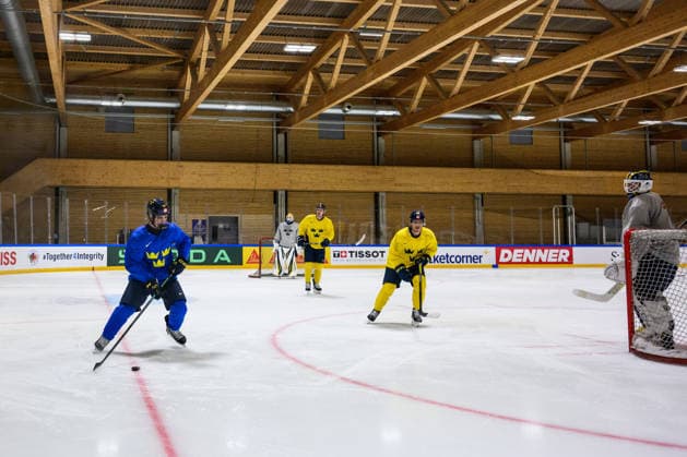 260521 Viggo Björck and AndrÃ Petersson of Sweden at a practice session during the 2026 IIHF Ice hockey, Eishockey World Championship, WM, Weltmeisterschaft on May 21, 2026 in Fribourg. Photo: Jesper Zerman BILDBYRAN kod JZ JZ0723 ishockey ice hockey ishockey-vm 2026 vm 2026 iihf world championship träning practice sverige sweden day 7 bbeng Copyright: JESPERxZERMAN BB260521JZ018