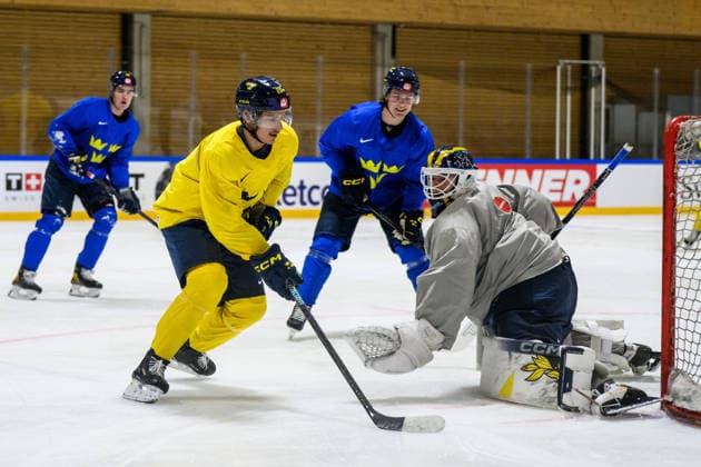 260521 AndrÃ Petersson, Ivar Stenberg and goaltender Love Härenstam of Sweden at a practice session during the 2026 IIHF Ice hockey, Eishockey World Championship, WM, Weltmeisterschaft on May 21, 2026 in Fribourg. Photo: Jesper Zerman BILDBYRAN kod JZ JZ0723 ishockey ice hockey ishockey-vm 2026 vm 2026 iihf world championship träning practice sverige sweden day 7 bbeng Copyright: JESPERxZERMAN BB260521JZ023