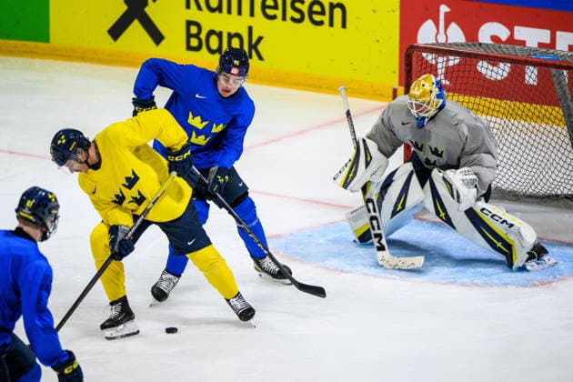 260521 AndrÃ Petersson and Anton Frondell of Sweden at a practice session during the 2026 IIHF Ice hockey, Eishockey World Championship, WM, Weltmeisterschaft on May 21, 2026 in Fribourg. Photo: Jesper Zerman BILDBYRAN kod JZ JZ0723 ishockey ice hockey ishockey-vm 2026 vm 2026 iihf world championship träning practice sverige sweden day 7 bbeng Copyright: JESPERxZERMAN BB260521JZ048